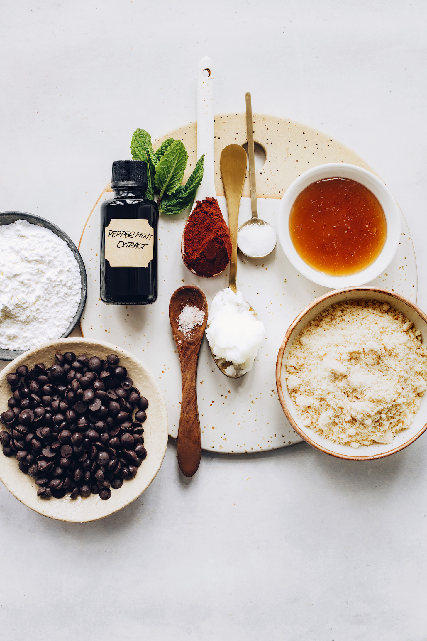 Borsmenta kivonat, tápiókaliszt, csokoládé chips, kakaópor, szódabikarbóna, tengeri só, kókuszolaj, juharszirup és mandulaliszt