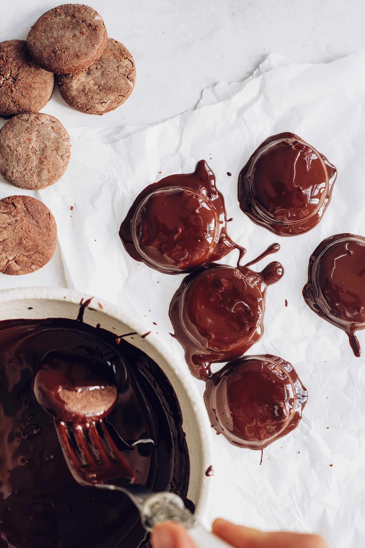 Mártás csokoládé menta sütik olvasztott csokoládéba