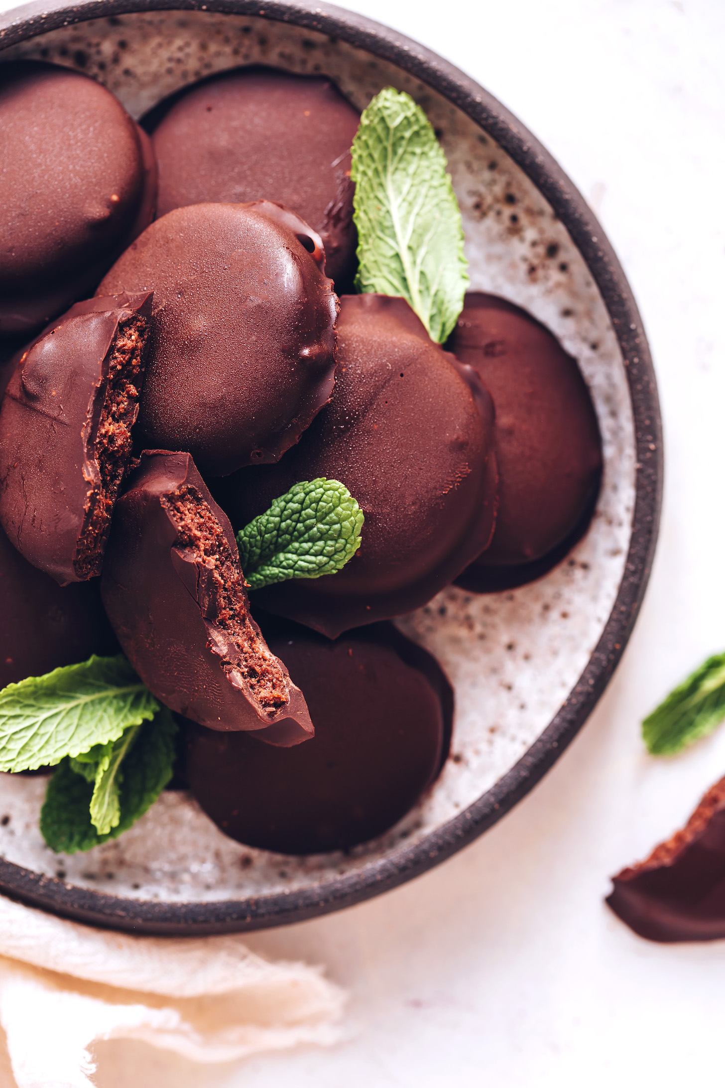 A legjobb vékony mentás sütik tányérja