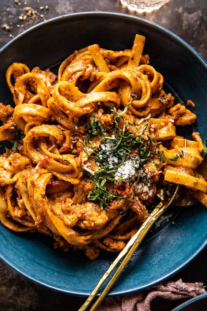 Sült karfiol Bolognese halfbakedharvest.com felülről közelről fotó sült karfiol Bolognese