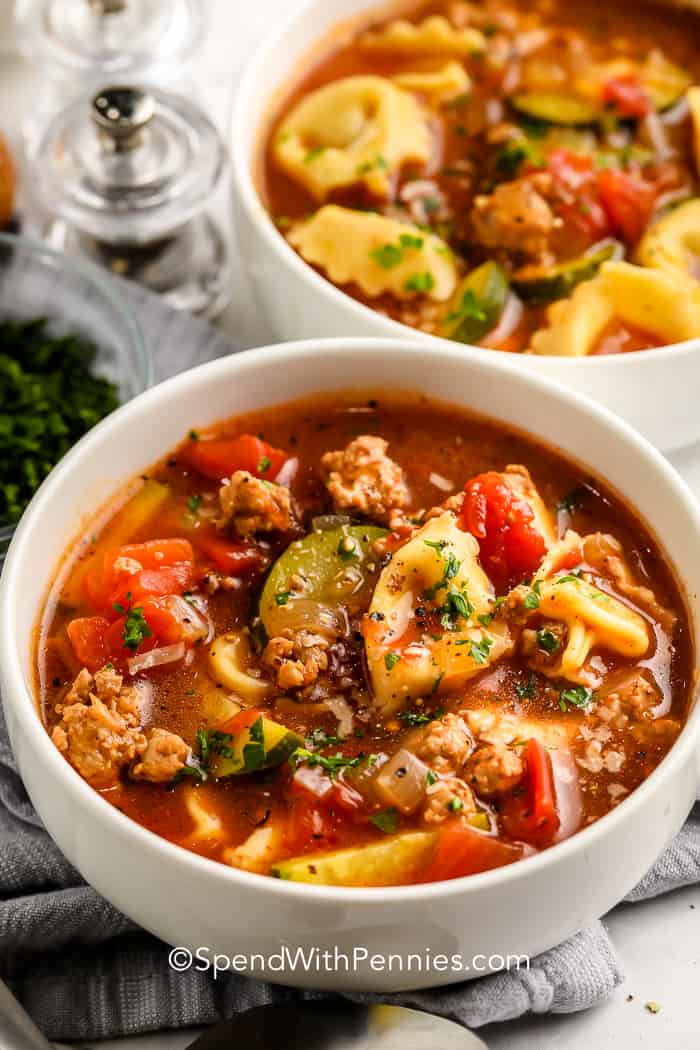 Ez a kolbász tortellini leves receptje krémesre szabható úgy, hogy tejszínt vagy krémsajtot ad a keverékhez. Ez a könnyű leves a legjobb a ropogós fokhagymás kenyér elöntéséhez. Ebédre vagy vacsorára igyon egy tál forró levest. #spendwithpennies #sausagetortellinisinisoup # leves # recept #italian # crockpot #instantpot #stovetop #lowcooker # sajt # cukkini Kolbász Tortellini leves tálakban