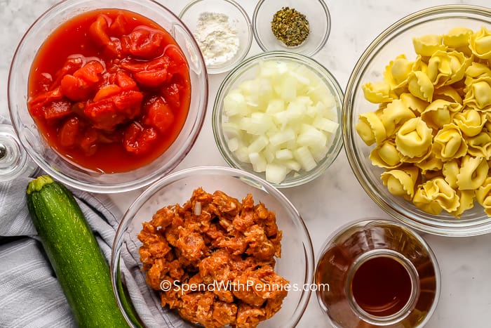 A Tortellini kolbászleves fűszeres, forró és ízletes. Friss zöldségekkel, olasz kolbásszal és sajttortellinivel megrakva ez a leves kiadós és tartalmas! #spendwithpennies #sausagetortellinisinisoup # leves # recept #italian # crockpot #instantpot #stovetop #lowcooker # sajt # cukkini Hozzávalók a kolbász tortellini leveshez márvány deszkán