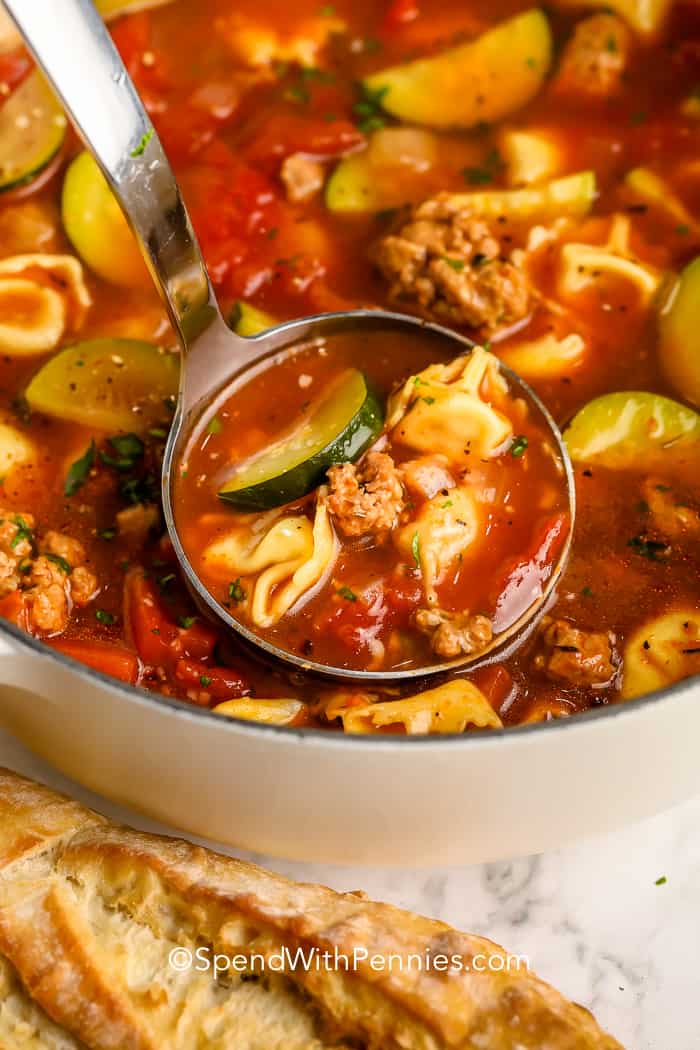Könnyen elkészíthető és még könnyebben fogyasztható, a kolbász tortellini leves az olasz család kedvence. Akár a főzőlapon, akár a Crockpot-ban főzve, a tortellini levest kolbásszal mindig várják az asztalnál. #spendwithpennies #sausagetortellinisinisoup # leves # recept #italian # crockpot #instantpot #stovetop #lowcooker # sajt # cukkini Kolbász Tortellini leves egy kanállal