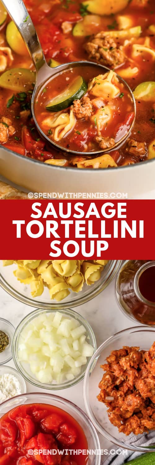 A kolbász Tortellini leves fűszeres, forró és ízletes. Friss zöldségekkel, olasz kolbásszal és sajttortellinivel megrakva ez a leves kiadós és tartalmas! #spendwithpennies #sausagetortellinisinisoup # leves # recept #italian # sütőlapka #inpotpot #stovetop #slowcooker #saj # cukkini Kolbász Tortellini leves edényben kanállal és a Kolbász Tortellini leves hozzávalóival címmel