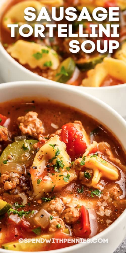 Kolbász Tortellini levest lehet készíteni előre, csak hozzáadjuk a sajt tortellinit, amíg a leves melegszik! Tökéletes maradékhoz a kolbász és a tortellini leves nagyon jó, ha pulyka vagy csirke kerül hozzáadásra. Kolbász Tortellini leves fehér tálban, írással