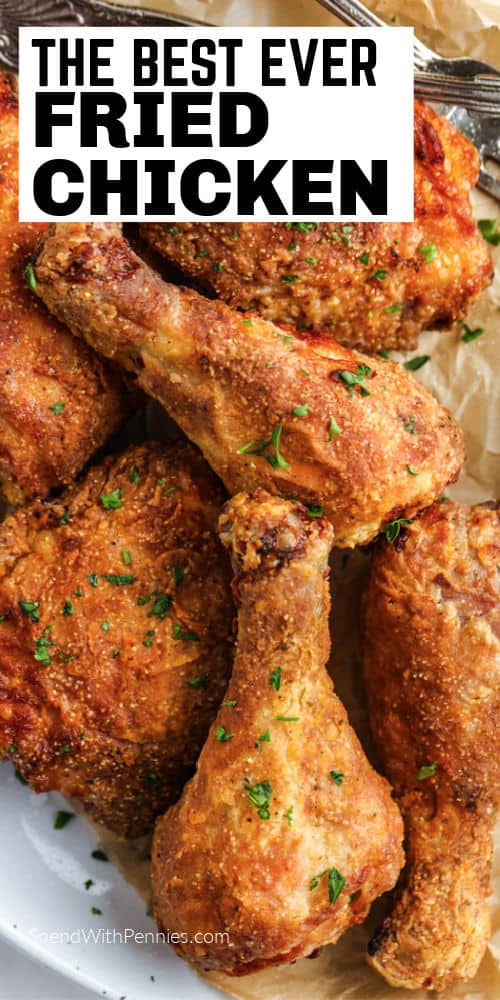 Air Fryer sült csirke egy tányérra, írással