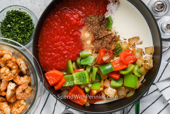 A Cajun garnélarák tészta egy nagyszerű hétvégi étkezés, amely egyszerű és finom. Fűszeres, garnélával és kolbásszal töltött, úgy fogja érezni magát, mintha New Orleans-ban lennél! #spendwithpennies #cajunshrimppasta #egy # recept # fűszeres # nyugodt # kenyérsütéssel # krémes # legjobb # paprikával # kenyérsütő hozzávalókat a fazékba a Cajun garnélarák tészta elkészítéséhez