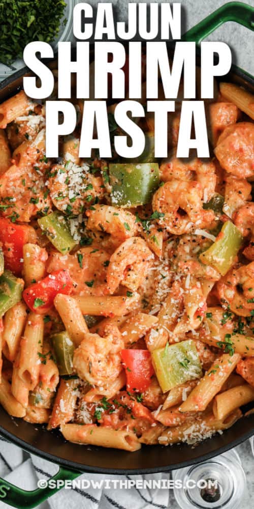 Ez a szuper könnyű Cajun garnélarák tészta forró és fél órán belül fogyasztható! Főzzön fel egy edényt a tűzhelyre, és tartsa melegen a Crockpot-ban, hogy egész nap szolgáljon! #spendwithpennies #cajunshrimppasta #egy # recept # fűszeres # nyugodt # kenyérsütéses # krémes # legjobb #paprikával # kagylófazék Cajun garnélarák tészta az edényben, írással