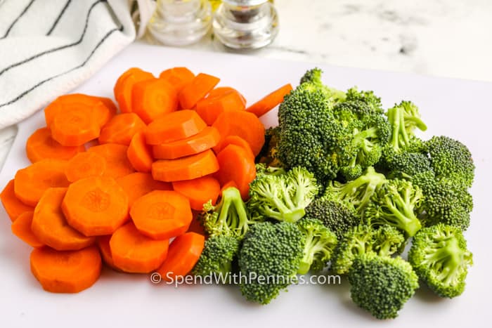 sárgarépa és brokkoli feldarabolva sült brokkoli és sárgarépa