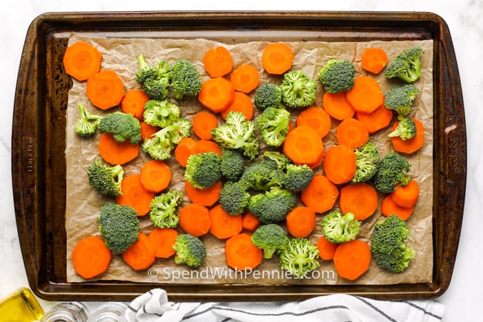 felülnézet sült brokkoli és sárgarépa egy tepsire főzés előtt