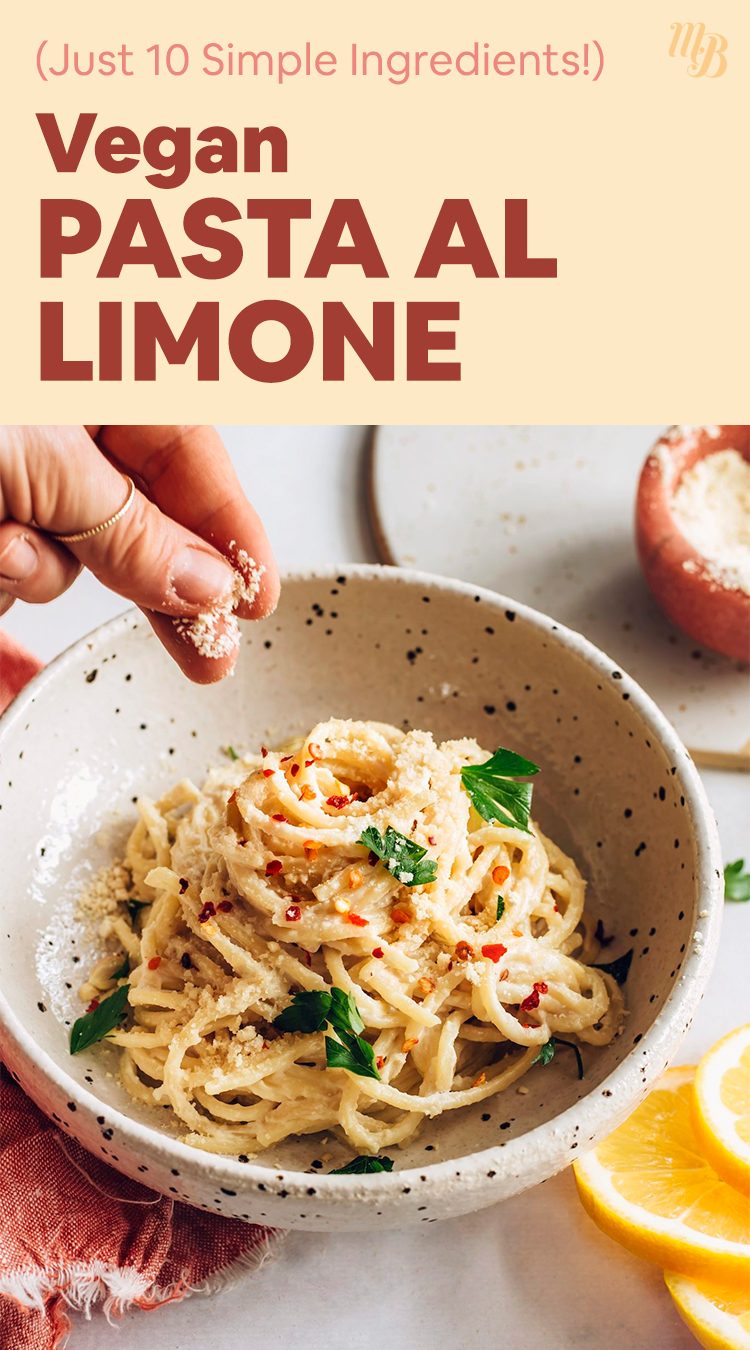 Szórjon pirospaprika pehelyt egy tál vegán citromos tésztára