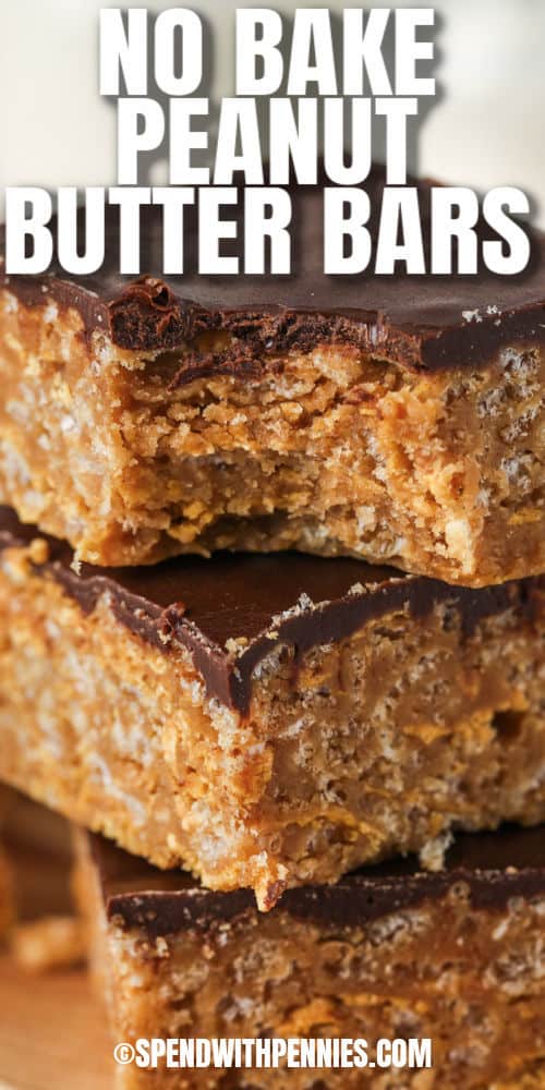 közelről a No Bake mogyoróvaj négyzetekről egy harapással, amelyet az egyik írással kivett