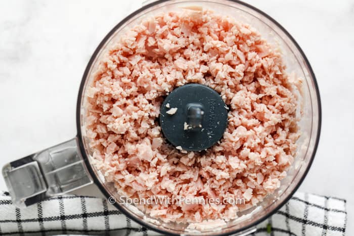 sonka aprítása sonkagolyók készítéséhez