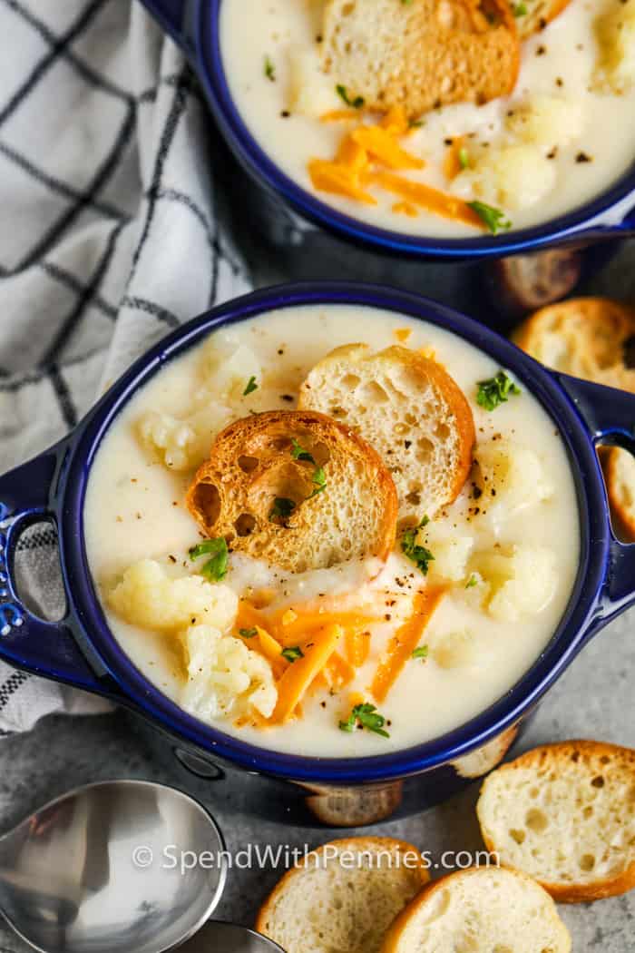 A könnyű, 10 összetevős karfiollevesünk pillanatok alatt összeáll és íze álomszerű. Sima és rendkívül krémes leveshez keverje hozzá a Vitamixet, vagy vaskosan tálalja, a választás az Öné! # költemények # karfiolleves # leves # recept # krém # egészséges # krémes # sajtos # könnyű # krumpli # pörkölt tál Easy Karfiol leves