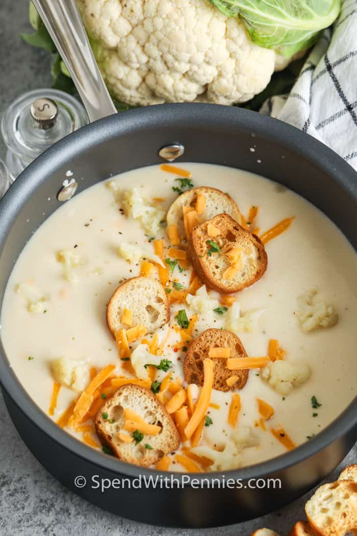 A krémes karfiolleves remekül használható kiegészítőkkel, például sült fokhagymával vagy brokkoli virágokkal. Próbáld ki rizzsel, gombával, sárgarépával - a lehetőségek végtelenek. # költemények # karfiolleves # leves # recept # krém # egészséges # krémes # sajtos # könnyű # krumpli # pörkölt Könnyű karfiolleves az edényben, pirított kenyérrel