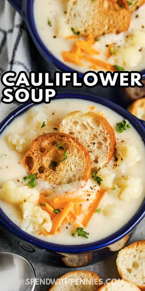 Krémes, sajtos és finom karfiollevest könnyű elkészíteni a főzőlapon vagy az Instant Pot-ban. Tartsa melegen a Crockpot-ban, és egész nap tálalja! # költemények # karfiolleves # leves # recept # krém # egészséges # krémes # sajtos # könnyű # krumpli # pörkölt Egyszerű karfiolleves egy tálba, írással