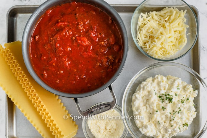 Crock Pot Lasagna hozzávalók tálakban