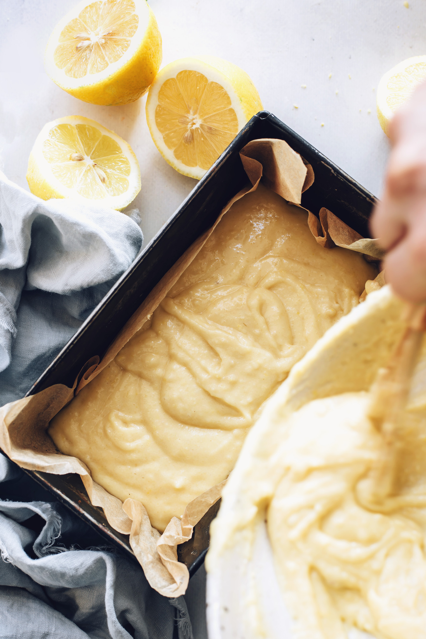 Vegán citromos torta tésztát öntenek egy cipóba