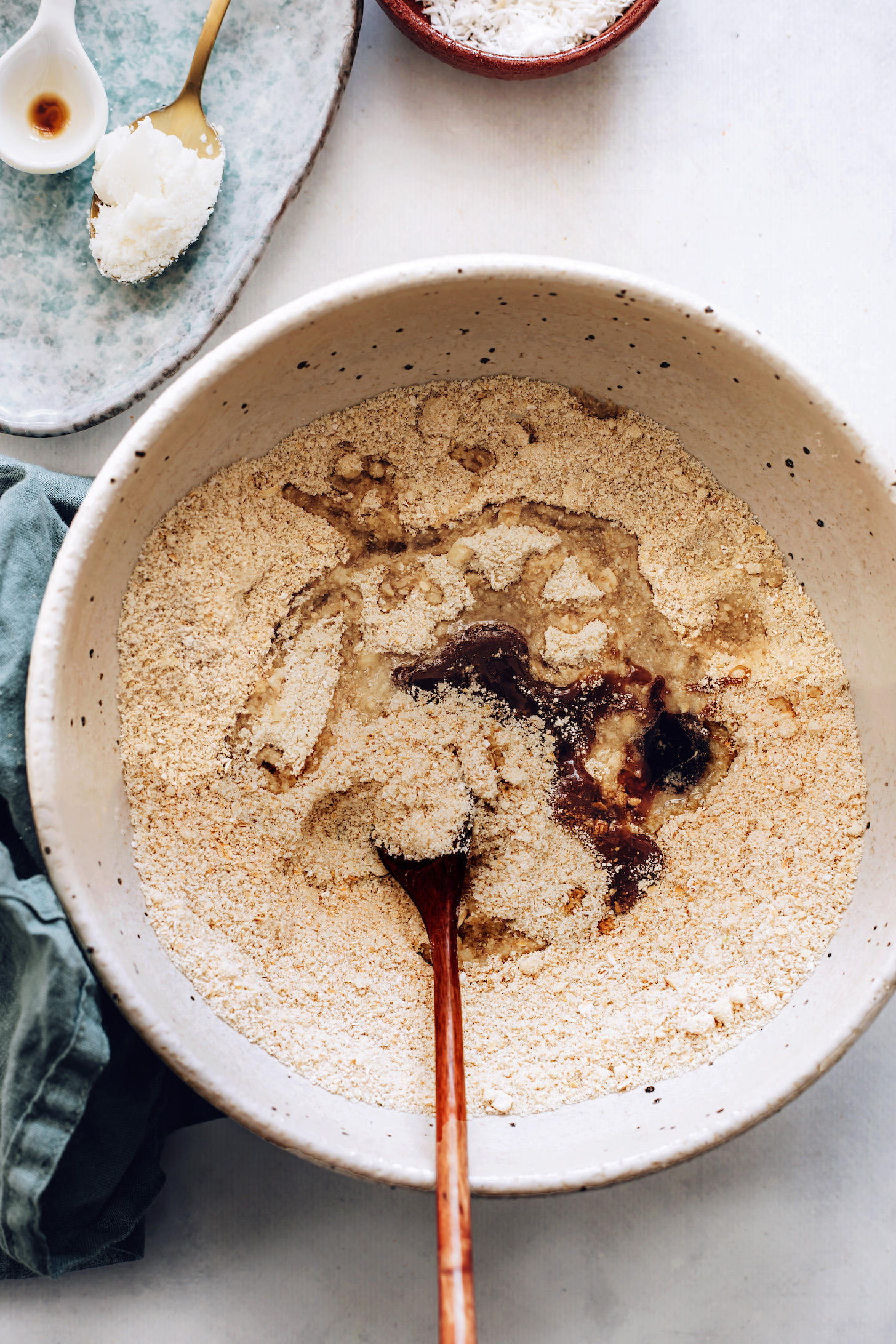 Nedves és száraz összetevők keverése a sütitészta falatokhoz egy keverőtálban