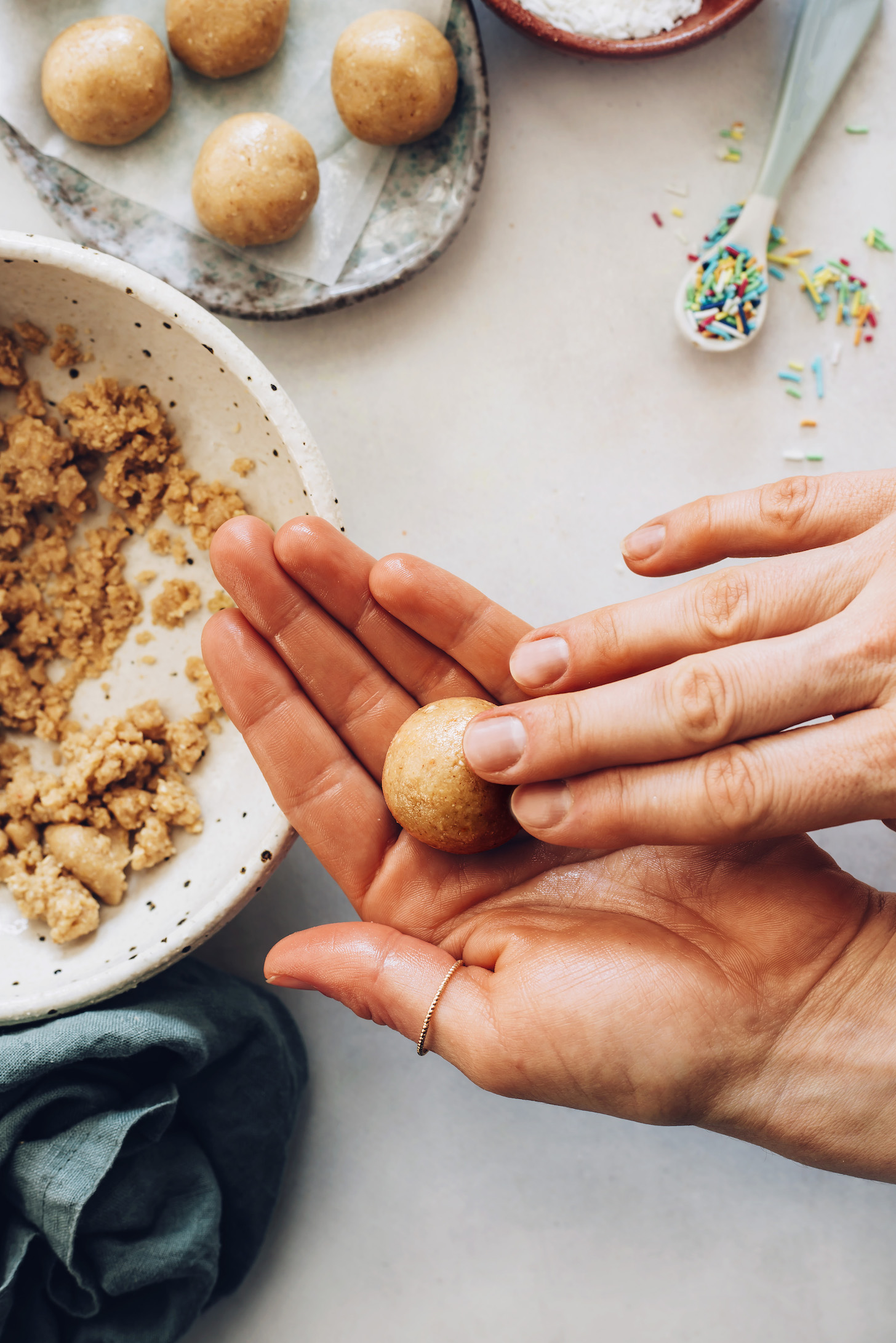 Sütés nélküli cukros sütitészta gömbbé gurítása