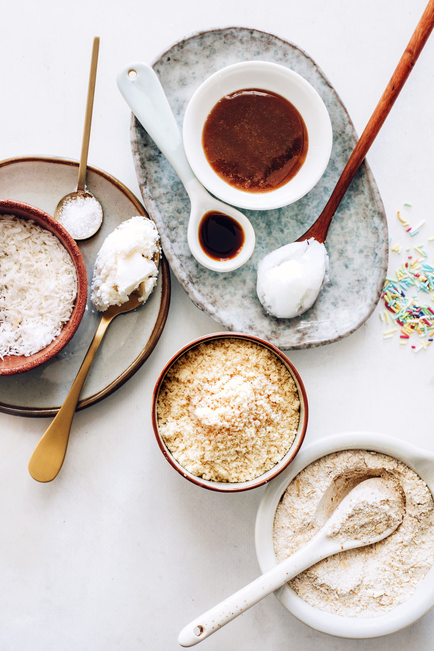 Zabliszt, mandulaliszt, tengeri só, kókuszolaj, juharszirup, vanília, kókuszvaj, kókuszolaj, aprított kókusz és hinti