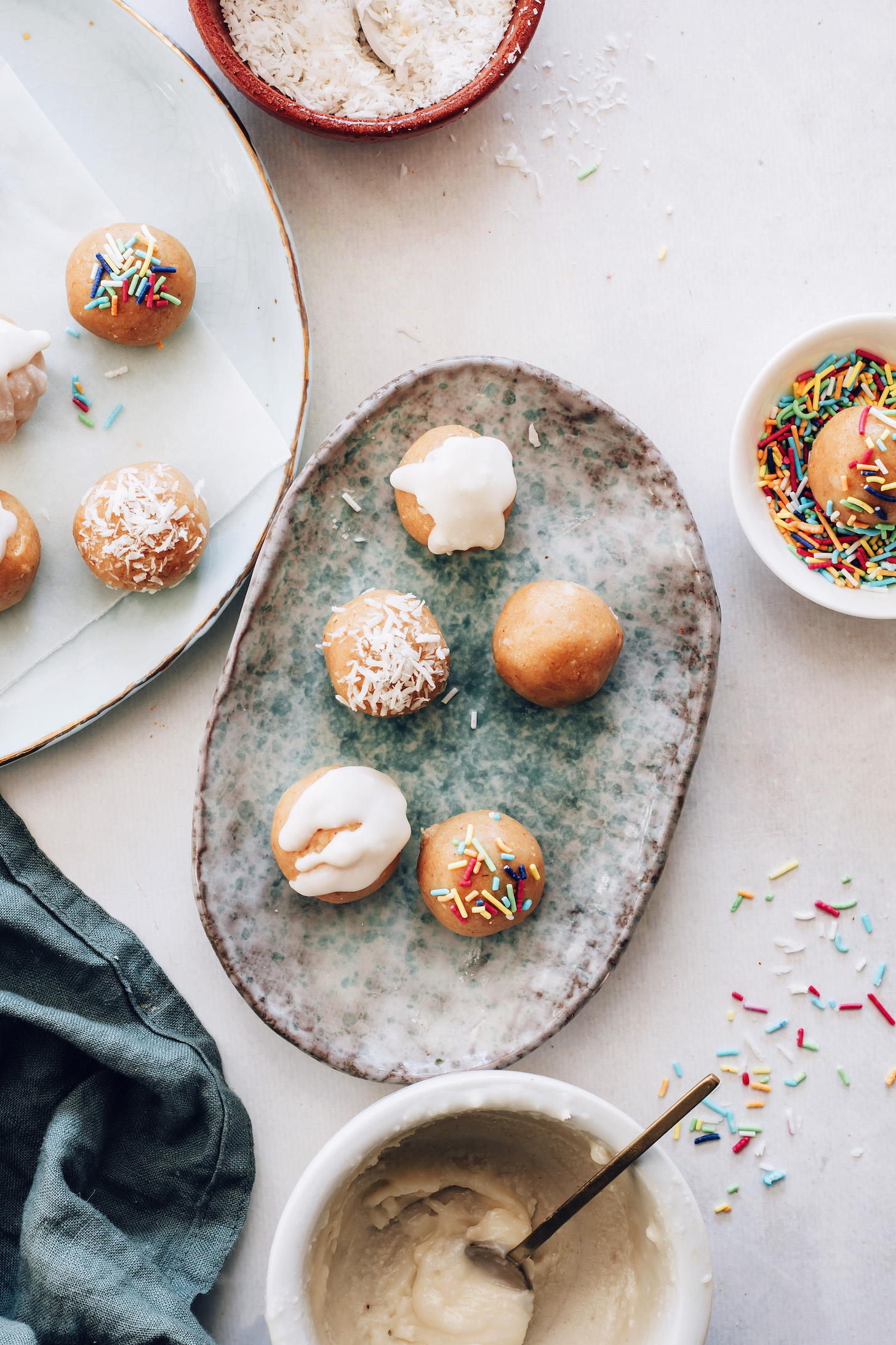 Sütés nélküli cukros süti falatok, hinti, aprított kókuszdió vagy máz