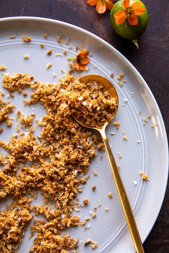 20 perces vörös curry tészta sült kókuszdióval | halfbakedharvest.com előkészített fotó a sült kókusz fokhagymáról