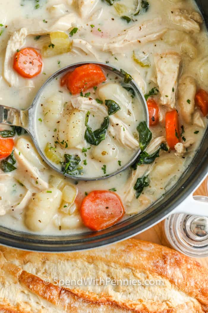 Készítsen másolatot a csirke Gnocchi levesről a főzőlapon, a Crockpot-ban vagy az Instant Pot-ban, egyszerű receptünkkel. Ez a finom kiadós leves teljes étkezésként szolgálhat, ha kenyérrel és salátával tálalják! # költemények # csirkemellocukorleves # leves # recept # másolat # olivegarden #stovetop # sertéscsésze # instantpot # könnyű # egészséges # házi Csirke Gnocchi leves egy kanállal