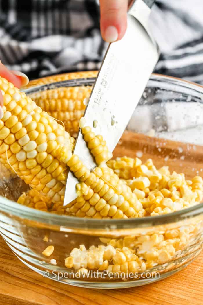 a kukorica levágása a kukorica fagyasztásának folyamatának bemutatásához