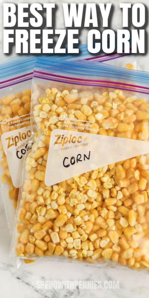 kukorica egy zacskóban, azzal az írással, hogy hogyan kell lefagyasztani a kukoricát