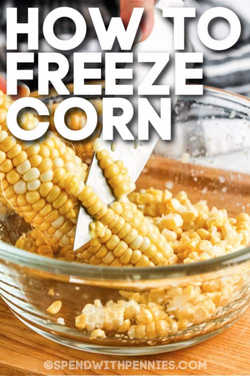 kukoricát vágva egy tálba, hogy megmutassuk, hogyan fagyasztható le a kukorica