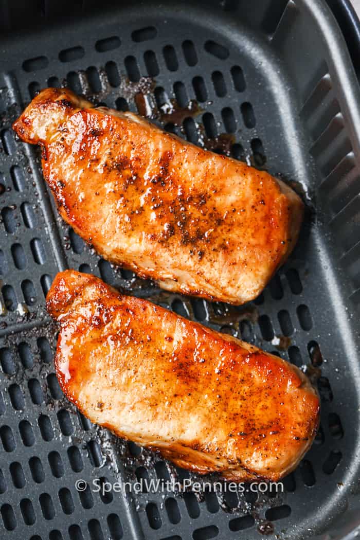 Két sertésszelet főzve egy légsütőben