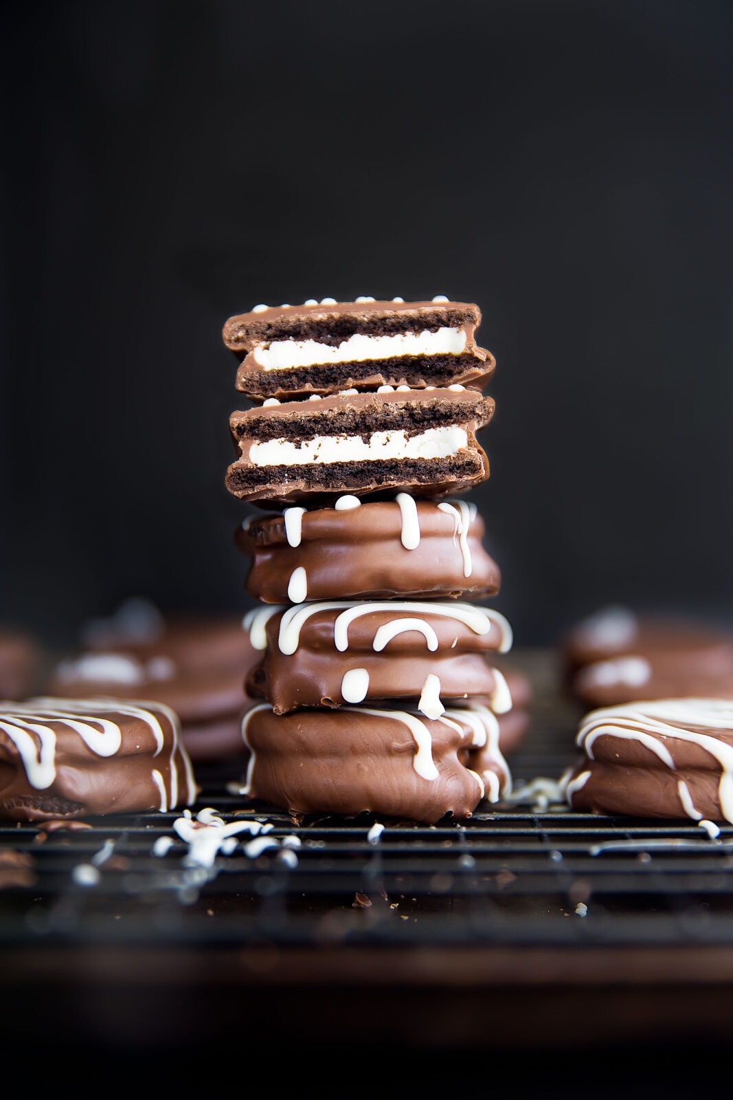 Mindössze 10 perc és 5 hozzávaló szükséges a mentás csokoládé Oreo sütik elkészítéséhez!  A tökéletes üdülési csemege barátok és családok számára.  |  a Broma Bakery-n keresztül