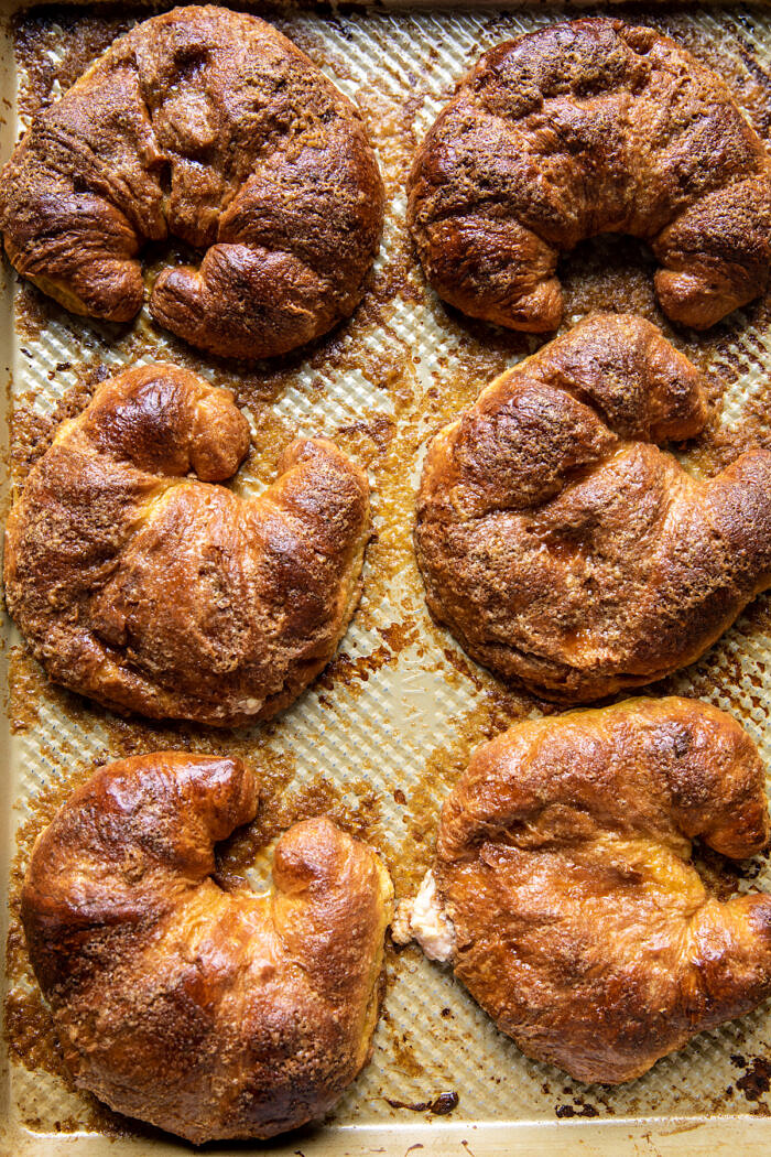 Sült eper és tejszín töltött kifli francia pirítós |  halfbakedharvest.com