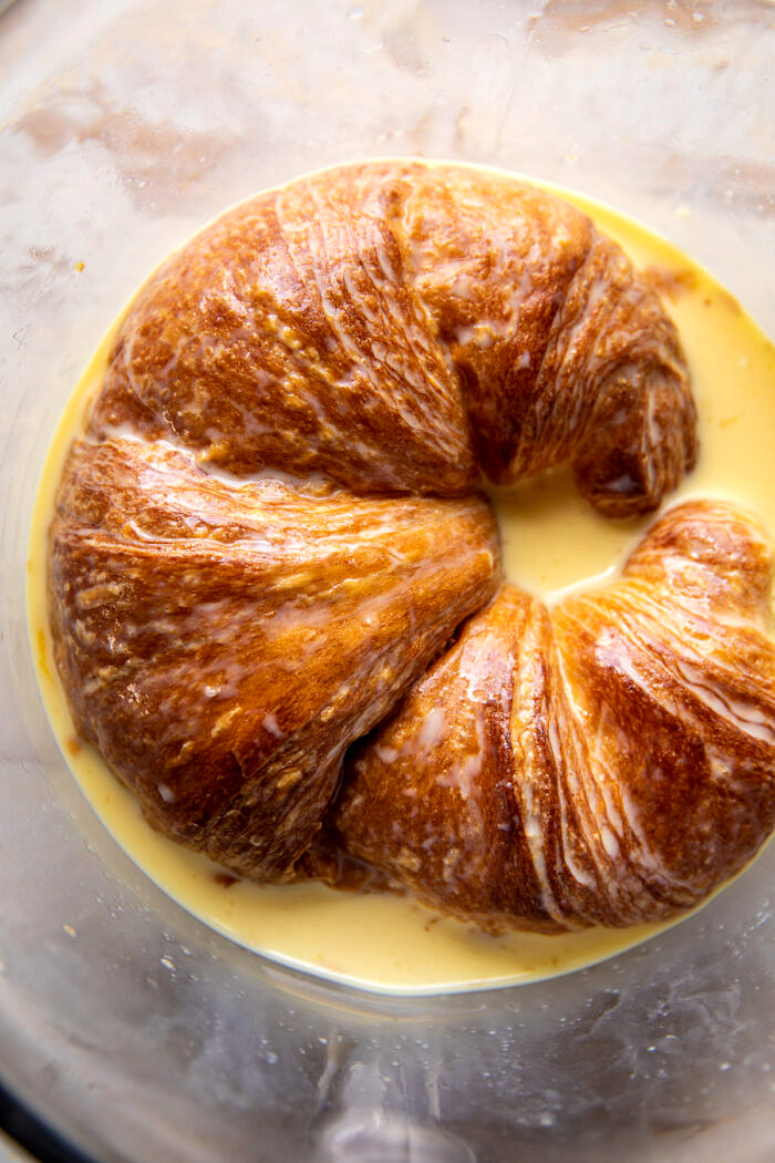 Sült eperrel és tejszínnel töltött kifli francia pirítós |  halfbakedharvest.com