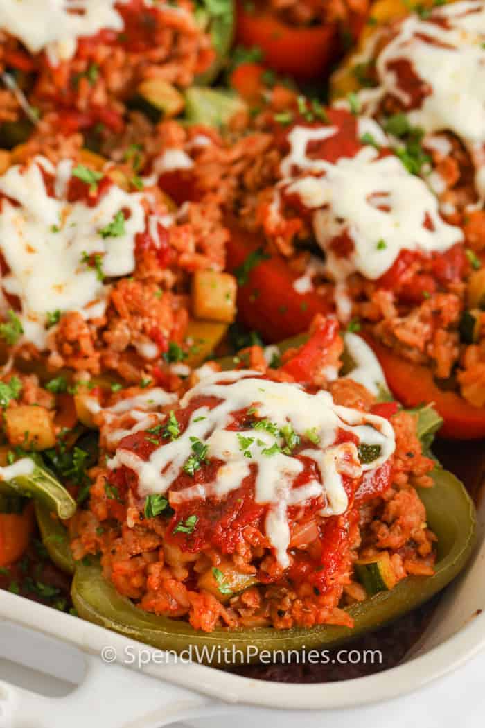 főtt darált pulyka töltött paprika egy serpenyőben