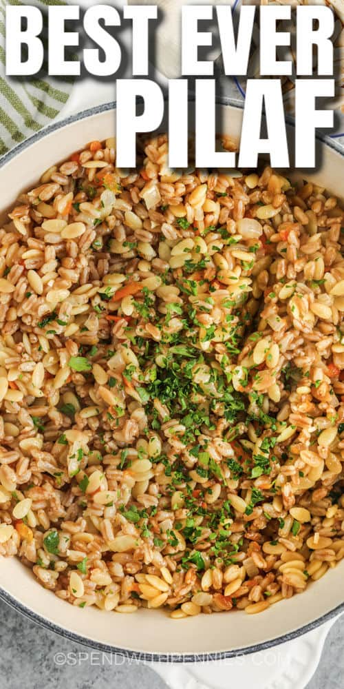 főzte Farro Pilafot az edényben, írással