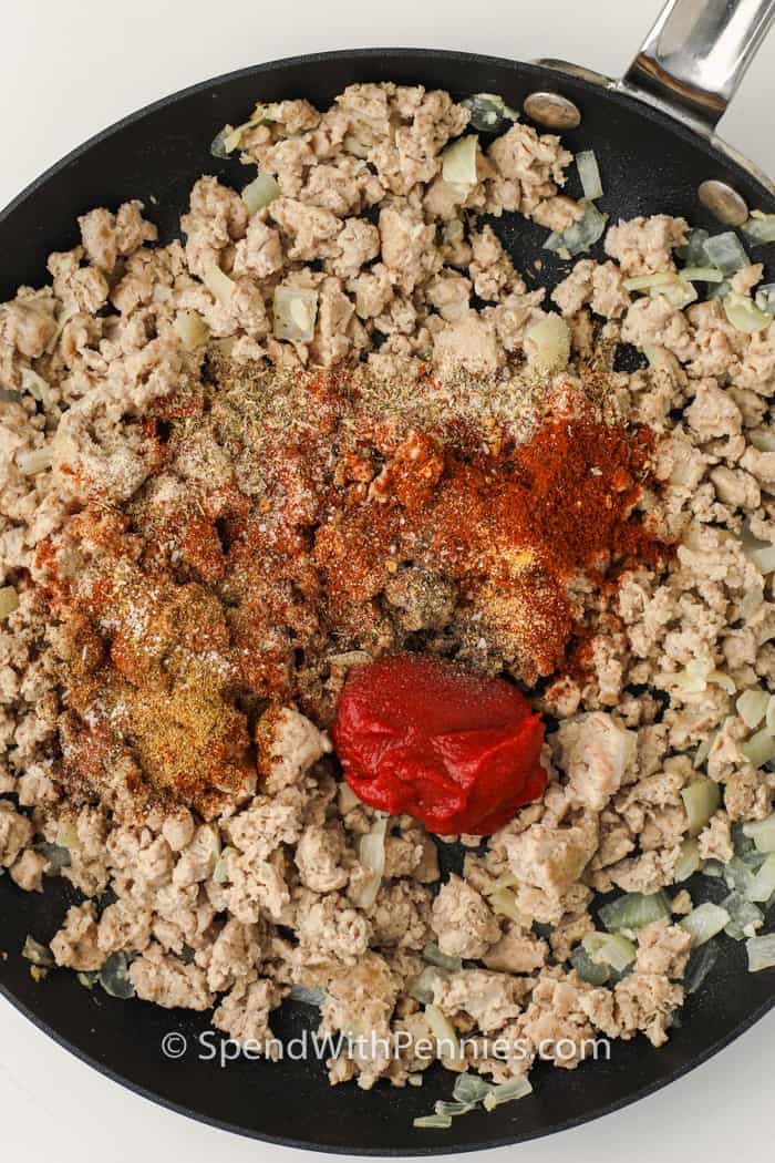 fűszereket adva Törökországhoz az Easy Turkey Tacos elkészítéséhez