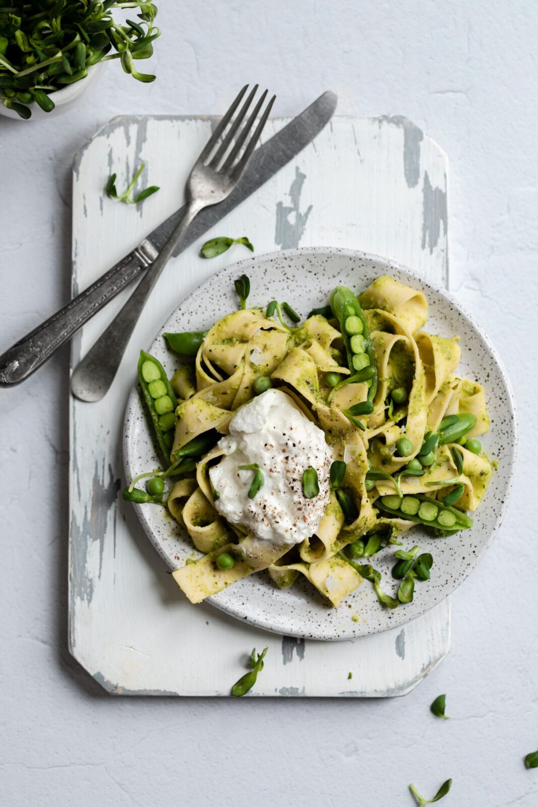 borsó pesto tészta egy tányérra