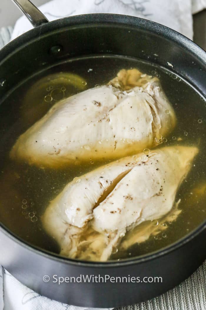 Főtt csirkemell főzés az edényben