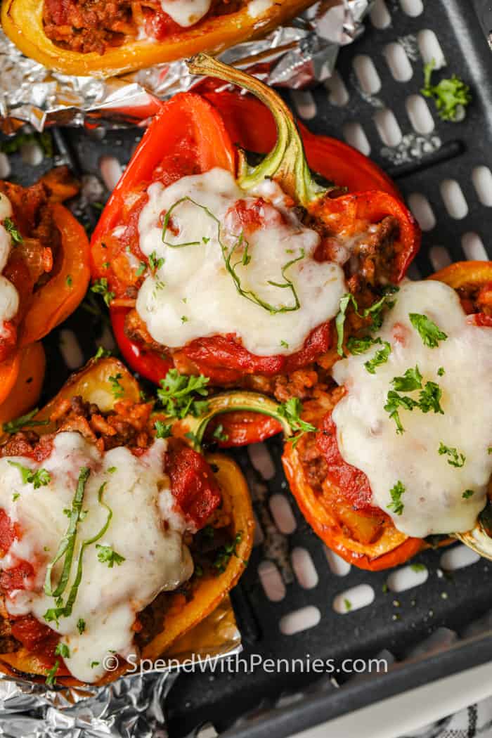 A Air Fryer töltött paprika könnyű és egészséges lehetőség a gyors hétvégi vacsorához! Zöldségek, marhahús, rizs és sajt egy tálban! # költés pennyekkel # sütőpaprikával # töltöttpaprika #egy # recept # egészséges # rizs # marhahús # könnyű # legjobb # hajszárító közelről a főtt levegős sütővel töltött paprika