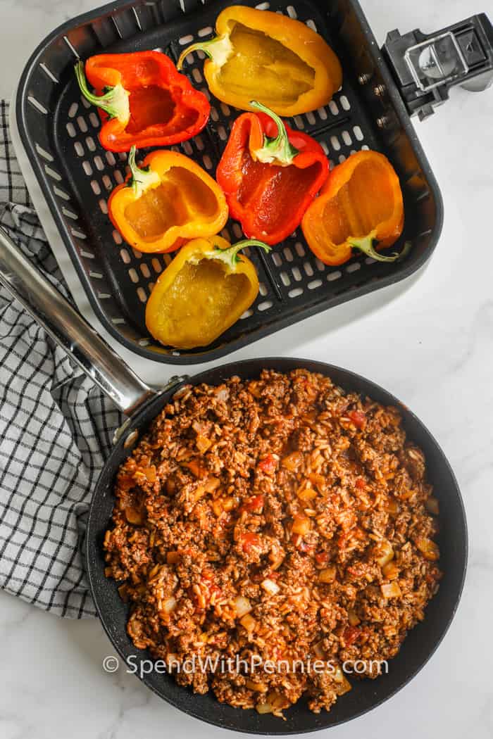 A finom, olajsütővel töltött paprika csemege a hét bármelyik napján. Használjon darált marhahúst vagy csirkét, pulykát, sertéshúst vagy kolbászt, de ne felejtse el a fokhagymát és a hagymát! # költés pennyekkel # sütőpaprikával # töltöttpaprika #egy # recept # egészséges # rizs # marhahús # könnyű # legjobb # hajszárító paprika és hús töltelék, hogy légzsíros töltött paprikát készítsünk