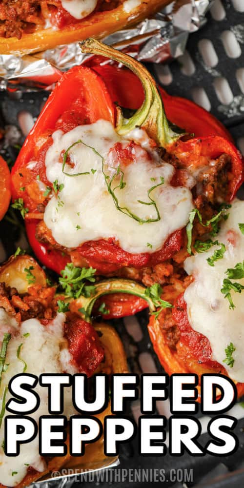 A légsütővel töltött paprika mindenképpen kedvenc új receptje lesz! A színes paprikát rizzsel és darált marhahússal, fokhagymával és hagymával töltjük meg, majd a tetején olvasztott sajttal sütjük! # költés pennyekkel # sütőpaprikával # töltöttpaprika #egy # recept # egészséges # rizs # marhahús # könnyű # legjobb # hajszárító közelről a Air Fryer töltött paprika írással