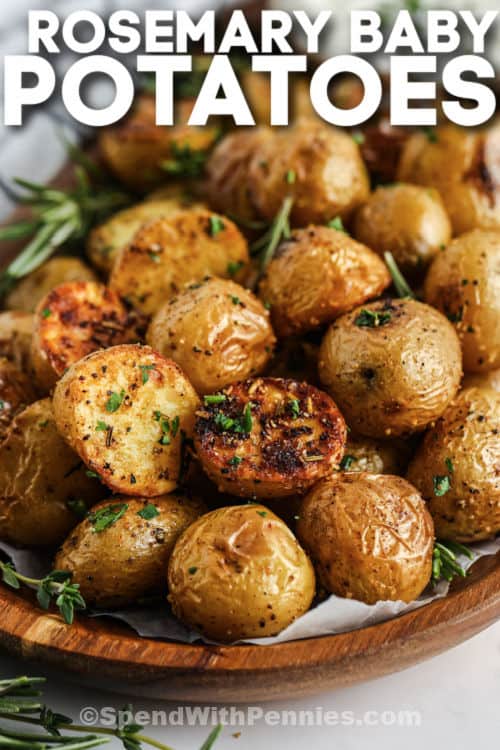 körítve Rosemary baba burgonya egy tányéron, írással