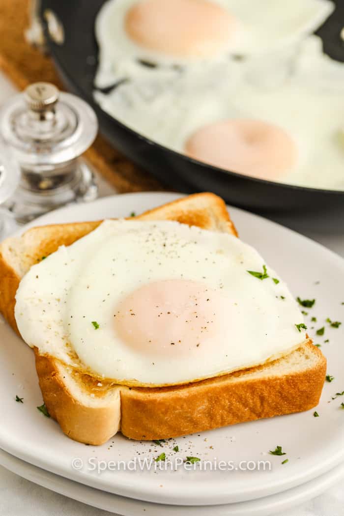 Pirított tojás pirítóssal