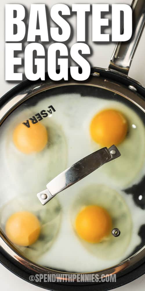 Basted Eggs főzés a serpenyőben címmel