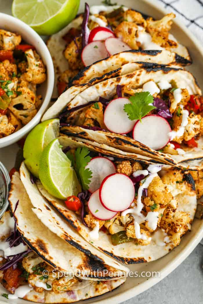 felülnézet karfiol Tacos egy tányérra