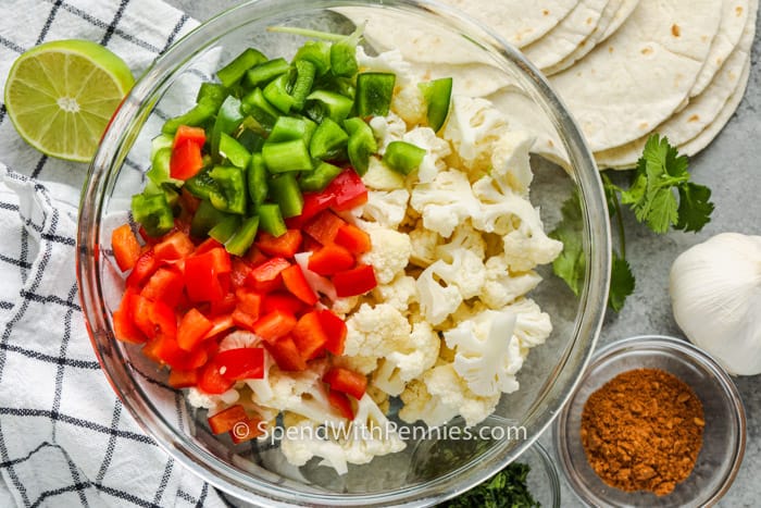 összetevők tálakban a karfiol Tacos elkészítéséhez