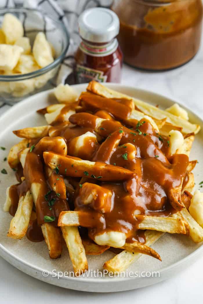 bevonva Poutine-t hátsó részén ketchup-mártással és sajttúróval