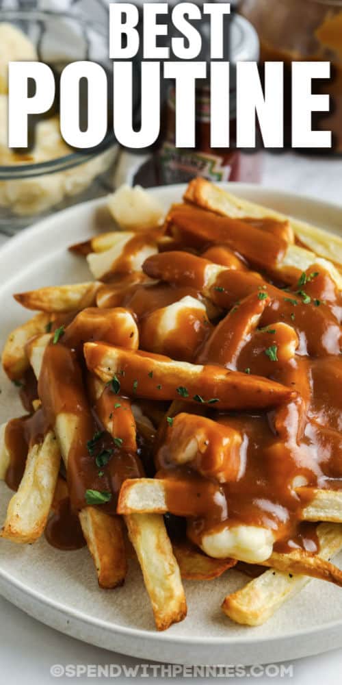 bevonva Poutine körettel a tetején és címmel